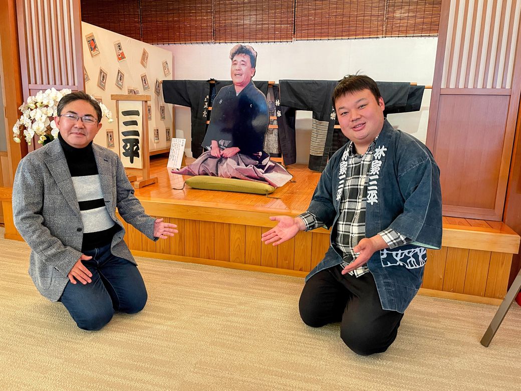 初代林家三平の写真を挟んで、左：2代林家三平師匠 右：林家うどん