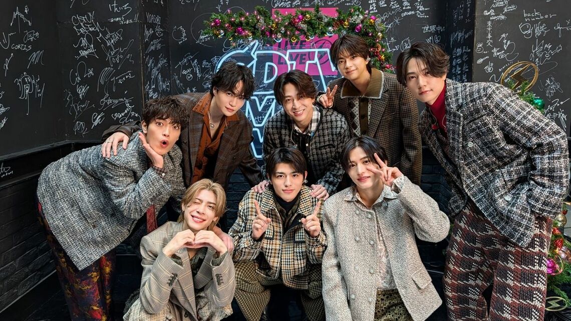 オーディションを経て1年弱、歌番組で華やかな姿を見せている。橋本は写真右（写真：timelesz公式Xより）