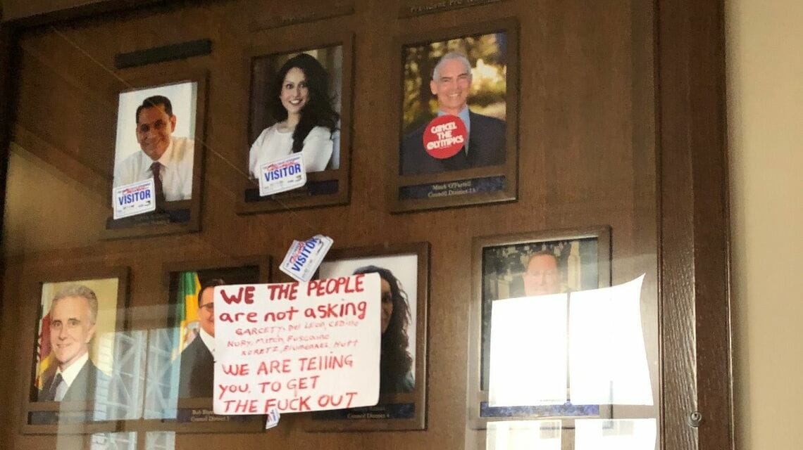 ロサンゼルス市議を務めていたヌリー・マルティネス議員（写真上中央）。前代未聞の差別発言のオンパレードがリークされたことで自身のキャリアも台なしに（写真：筆者撮影）