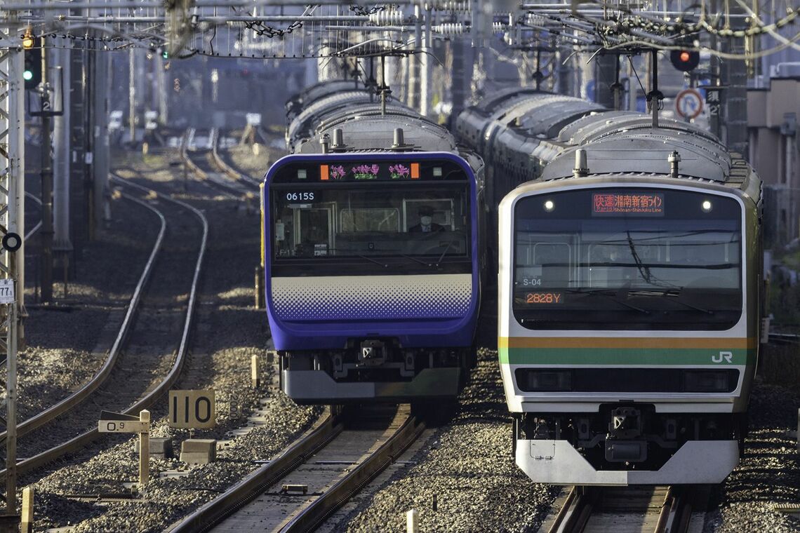 横須賀線の新顔E235系とすれ違う湘南新宿ラインの E231系。横須賀線を走る湘南色の電車に違和感を覚える人はもはや少ない(横浜駅東方)（写真：久保田 敦）