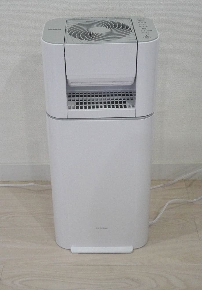 今回使った中で一番背が高い。サーキュレーターが除湿機の上にドンと乗っているタイプ（筆者撮影）