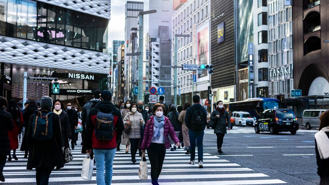 銀座4丁目交差点 マスク着用で横切る人々