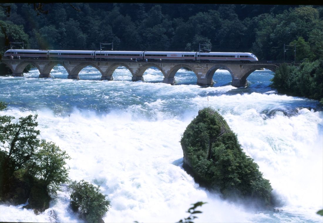 スイス・シャフハウゼンのライン川の滝とICE-T（撮影：南正時）