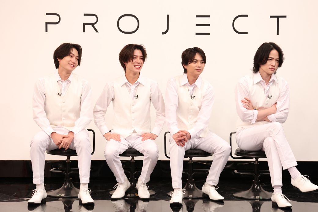 先輩たちからも大切にされていることが伝わってくる橋本（左）（『何か“オモシロいコト”ないの？』公式Xより）