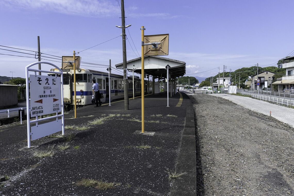 列車運行区間とBRT区間の接点となる添田駅。列車の反対側は地面が少し嵩上げされておりBRT乗り場となる（撮影：鶴 通孝）