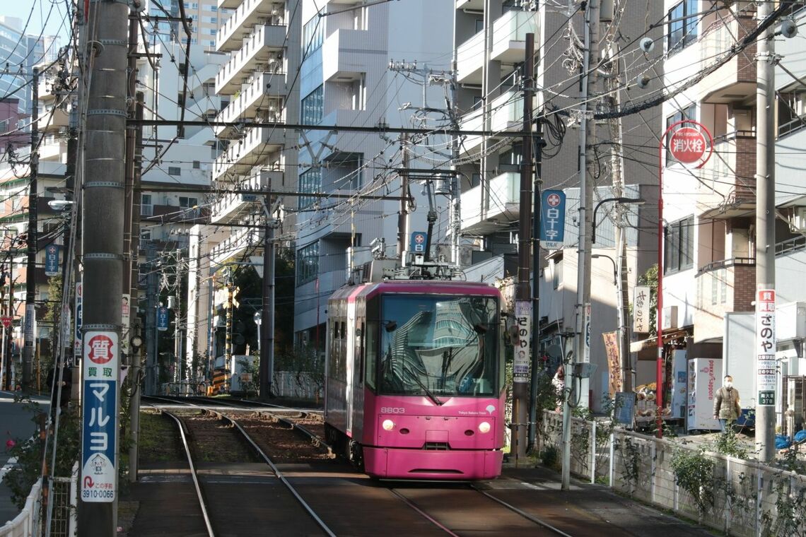 大塚駅前に向けて降りてくる都電