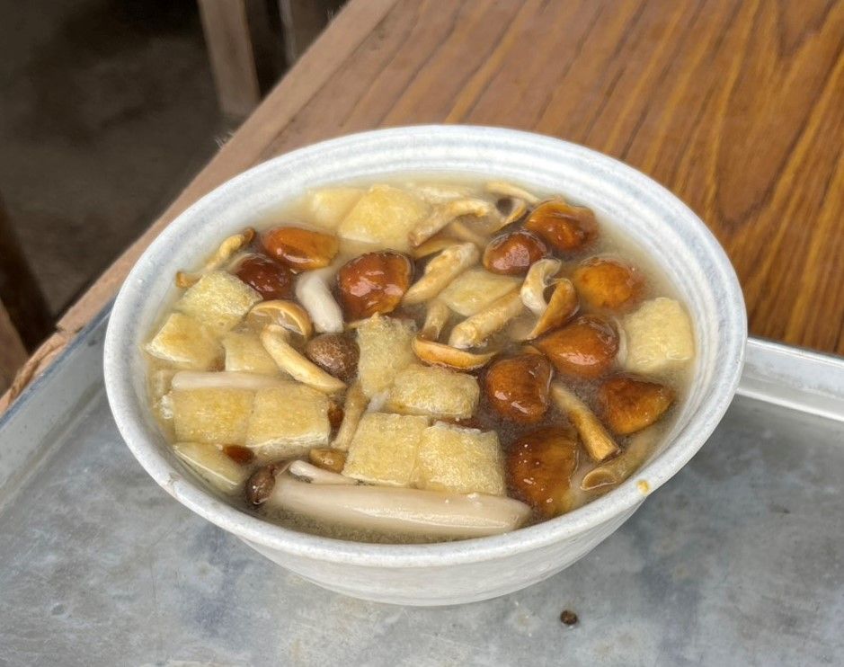 金時茶屋の名物、なめこ汁（筆者撮影）