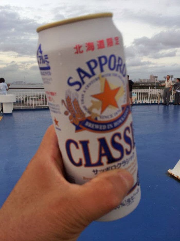 フェリー乗船後の乾杯（写真：織田さん提供）