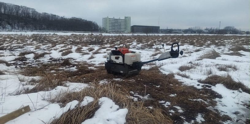 昨年12月30日、雪に覆われた釧路市貝塚の事業予定地に整地のための転圧機が残されていた（写真：住民が撮影）