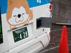 ナンバープレートの横に充電口がある