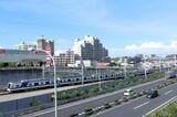 沿線はマンションやファミリー層向けの店舗が建ち並ぶ（記者撮影）