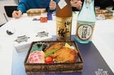 徳島の日本酒が楽しめるイベント列車。弁当には地鶏など徳島産の食材が多くが使われていた＝2023年11月（撮影：伊原薫）