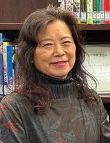 図書館の監修と多読の授業を行う鬼丸晴美先生