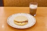 フォッカチオにパンチェッタとチーズをはさんだパニーニは、ドリンクバー付きで400円（筆者撮影）