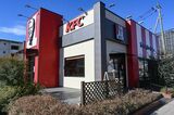 KFCのフラッグシップショップ、相模原大野台店。同社では客との接点の強化、withコロナへの対応から、郊外型のドライブスルー店舗、テイクアウト・デリバリー専門店舗などの拡充を進めている（撮影：大澤誠）