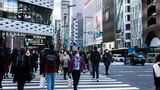 銀座4丁目交差点 マスク着用で横切る人々