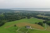 ナポントさんが生まれ育ち、現在も住む北ミシガンの畑と湖の風景（写真：ワヤット・メルビン）