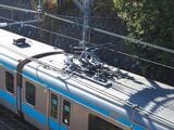 電車のパンタグラフと接する線が「トロリ線」だ（記者撮影）