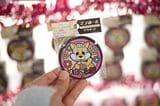 マグネットや缶バッヂ、ソックスなどドン・グリスのグッズも人気。（筆者撮影）
