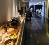 虚空ラウンジには煮物やたこ焼き、アルコール類も置いてあった（筆者撮影）