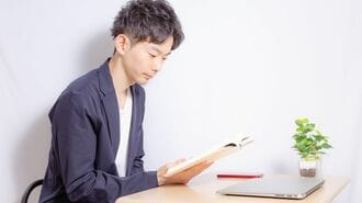読書する男性