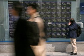 1ドル＝105円台､2日の日経平均は542円安