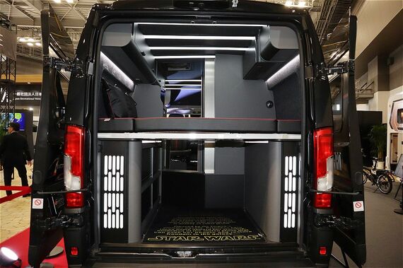 車体後方から見た室内