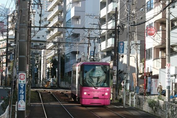 大塚駅前に向けて降りてくる都電
