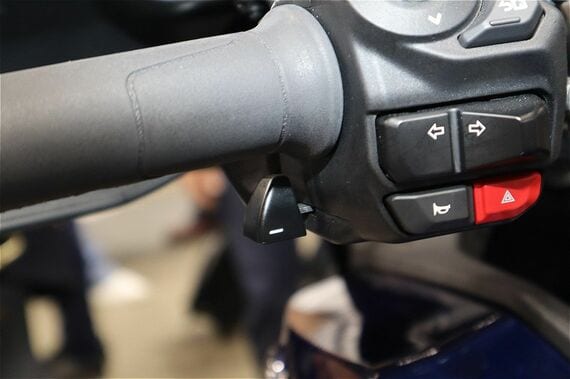 トレーサー9GT+ Y-AMTのシフトレバー