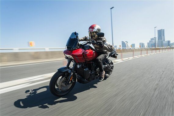 筆者によるパンアメリカ1250STの試乗シーン