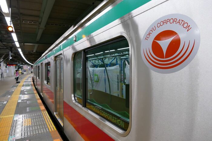 車内に梱包されたホームドアが見える