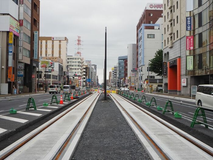 軌道が敷設された「鬼怒通り」