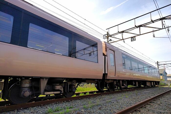 4両編成で新宿方から3つは付随台車