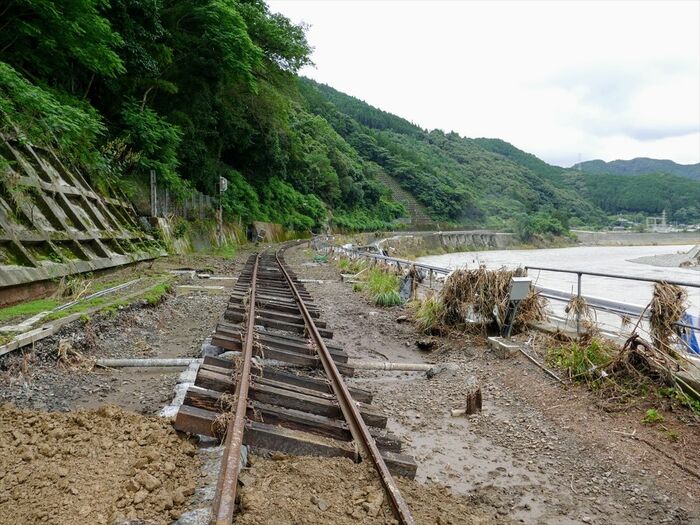 豪雨で路盤が流された線路