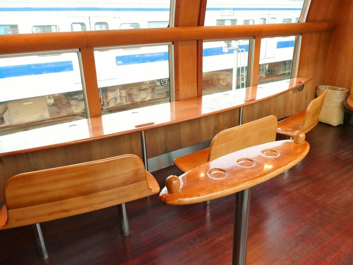 窓側を向いたベンチもある