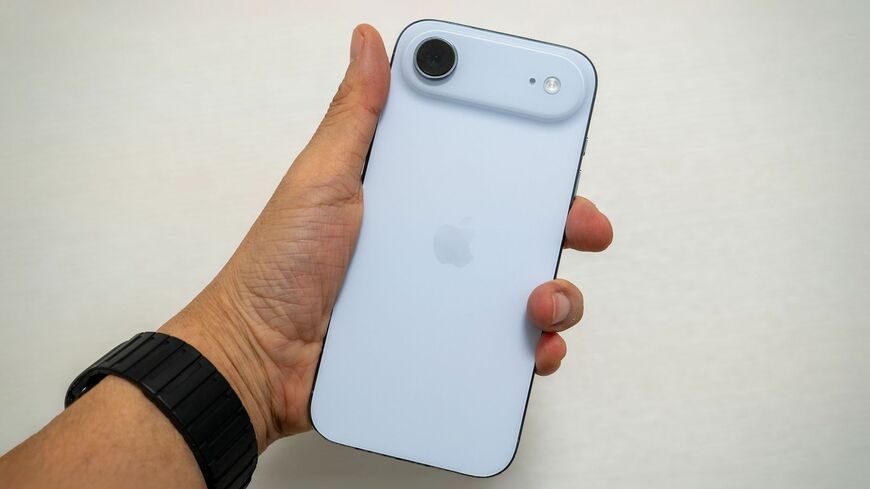 iPhone Air（スカイブルー）