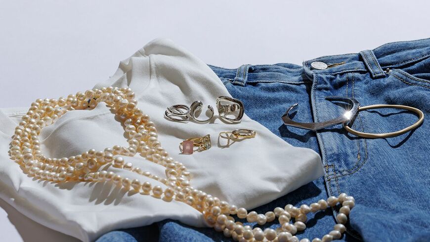 Tシャツとデニム、パールとシルバーのアクセサリー
