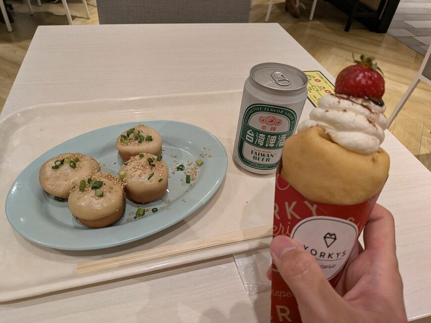 クレープ×台湾ビールという異色の組み合わせ（筆者撮影）