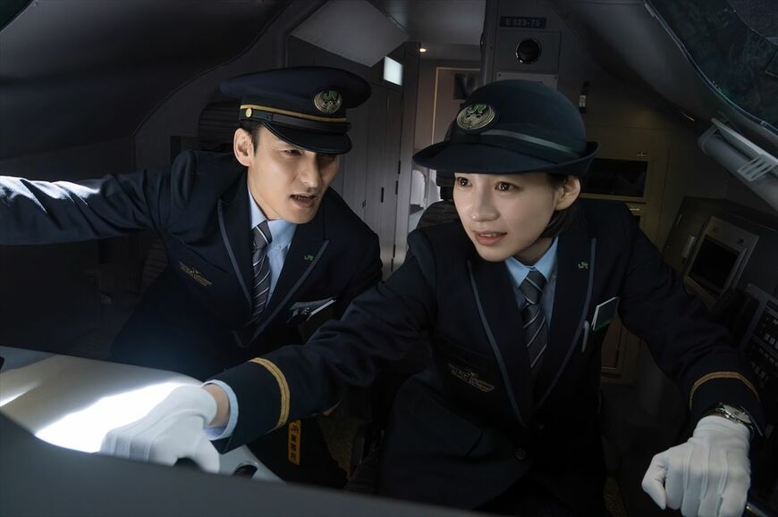 作中の一シーン。運転台での車掌・草薙さんと運転士ののんさん（写真：Netflix映画『新幹線大爆破』）