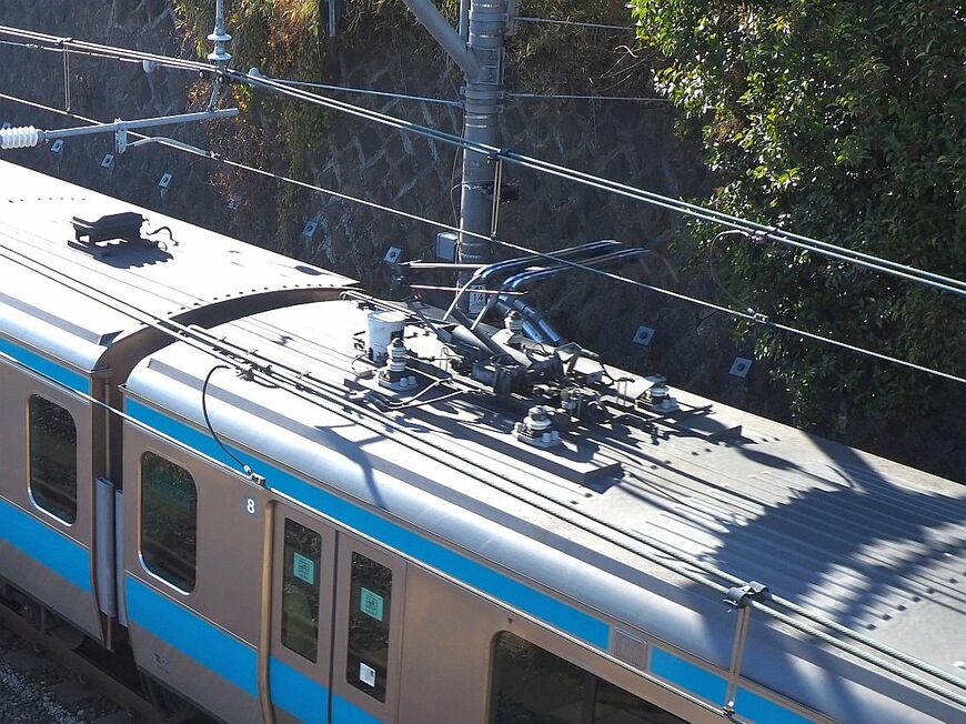 上野付近を走る京浜東北線車両のパンタグラフと架線。架線関連の点検も日中メンテナンスの内容に含まれる（記者撮影）