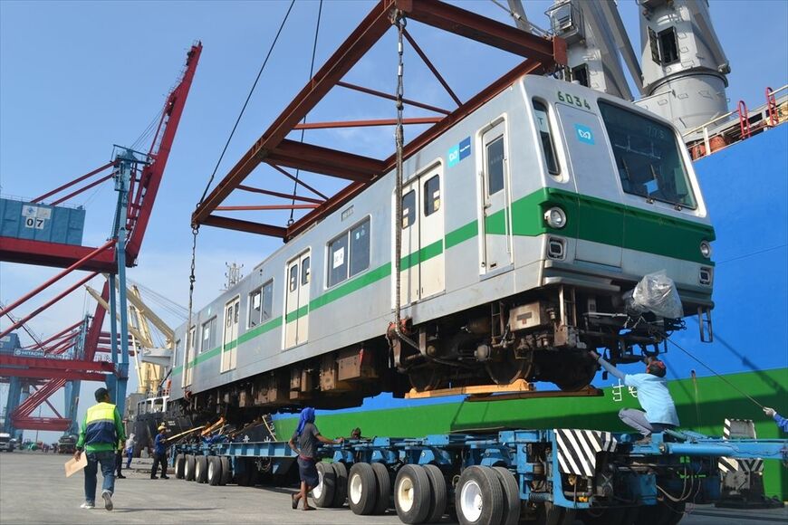 2012年10月、ジャカルタに到着した元東京メトロ千代田線の車両。この編成は今後、更新の対象となる予定（筆者撮影）