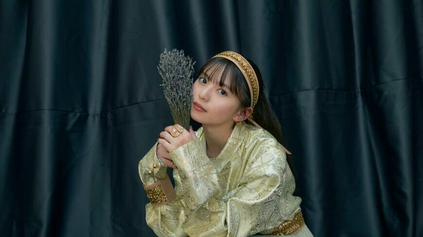 ラベンダーの花束を持つ齋藤飛鳥さん