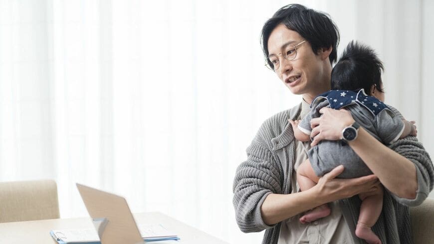 「キャリアの一時離脱」は勇気がいるもの。実際に育休を取得した男性にお話をうかがいました（写真：foly／PIXTA）この記事の画像を見る(◯枚)