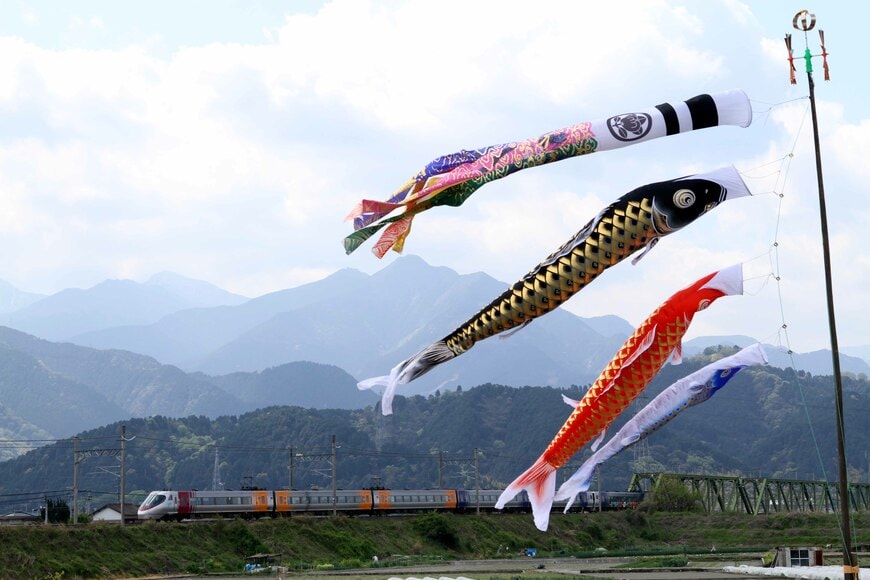 春の石鎚山と8000系特急（撮影：南正時）