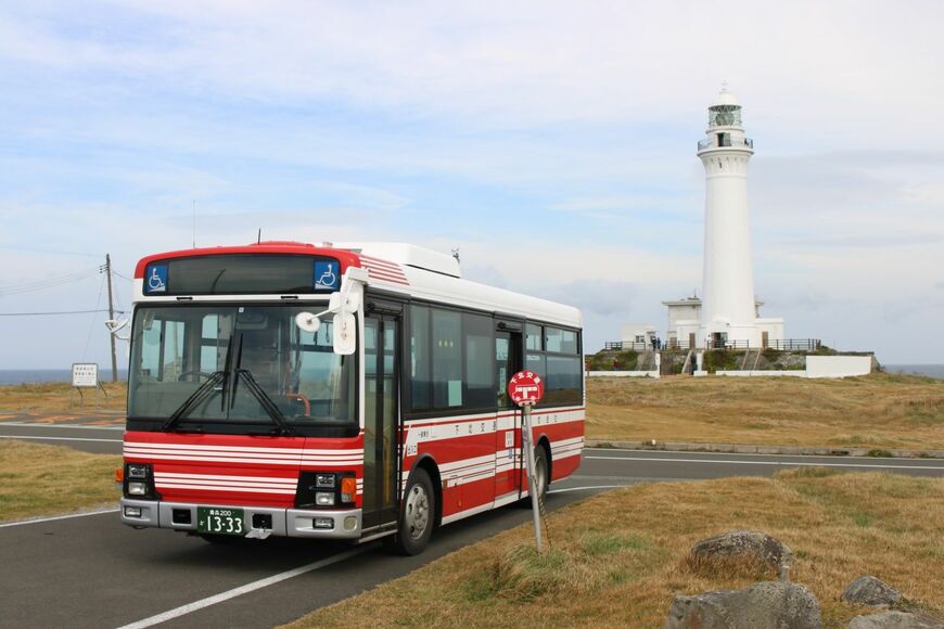 尻屋崎バス停と灯台