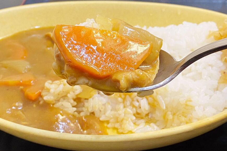 具材はぶた肉・玉ねぎ・にんじんのみ。昔懐かしい中辛カレー（写真：筆者撮影）