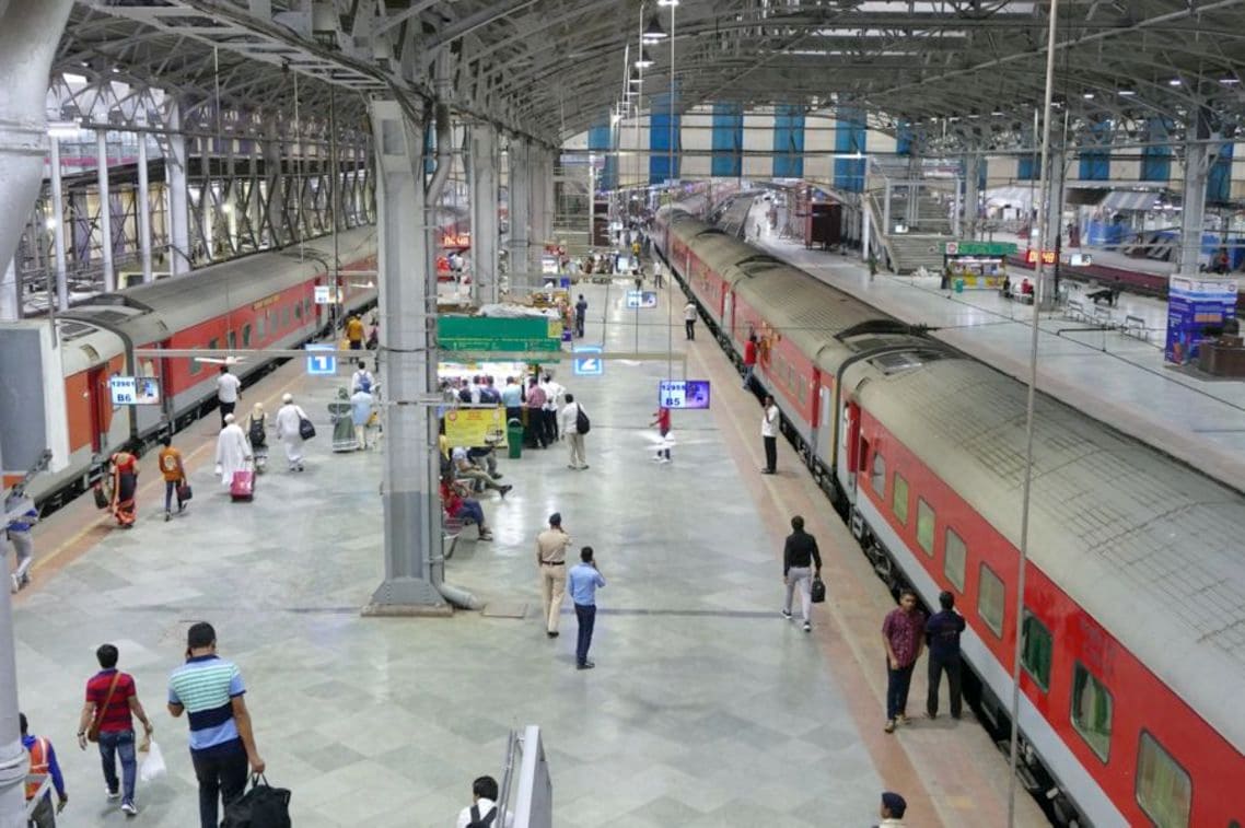 ムンバイ中央駅に並ぶジャイプルとインドール行き夜行列車