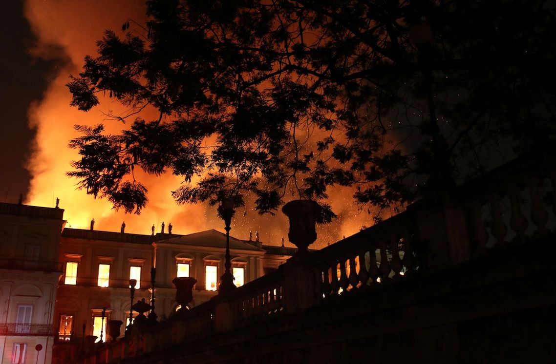 ９月２日夜、燃え上がるブラジル国立博物館