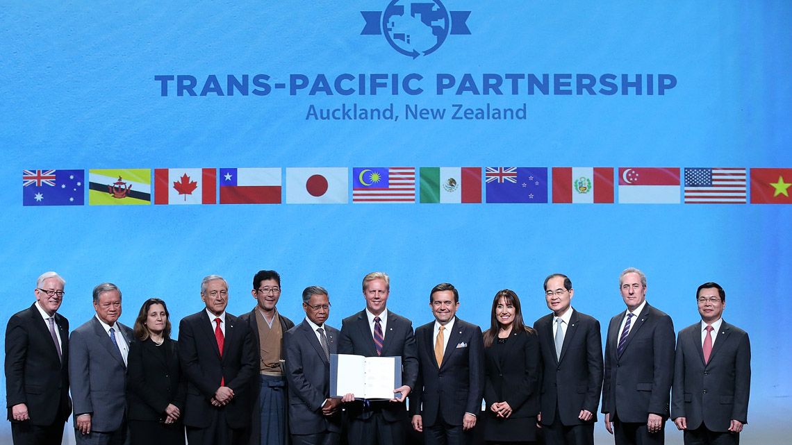 TPPの署名式で12カ国の閣僚が並んで記念撮影をする様子