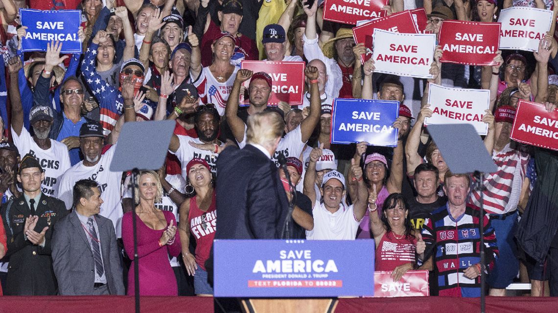 演説するトランプ大統領と大勢の支持者